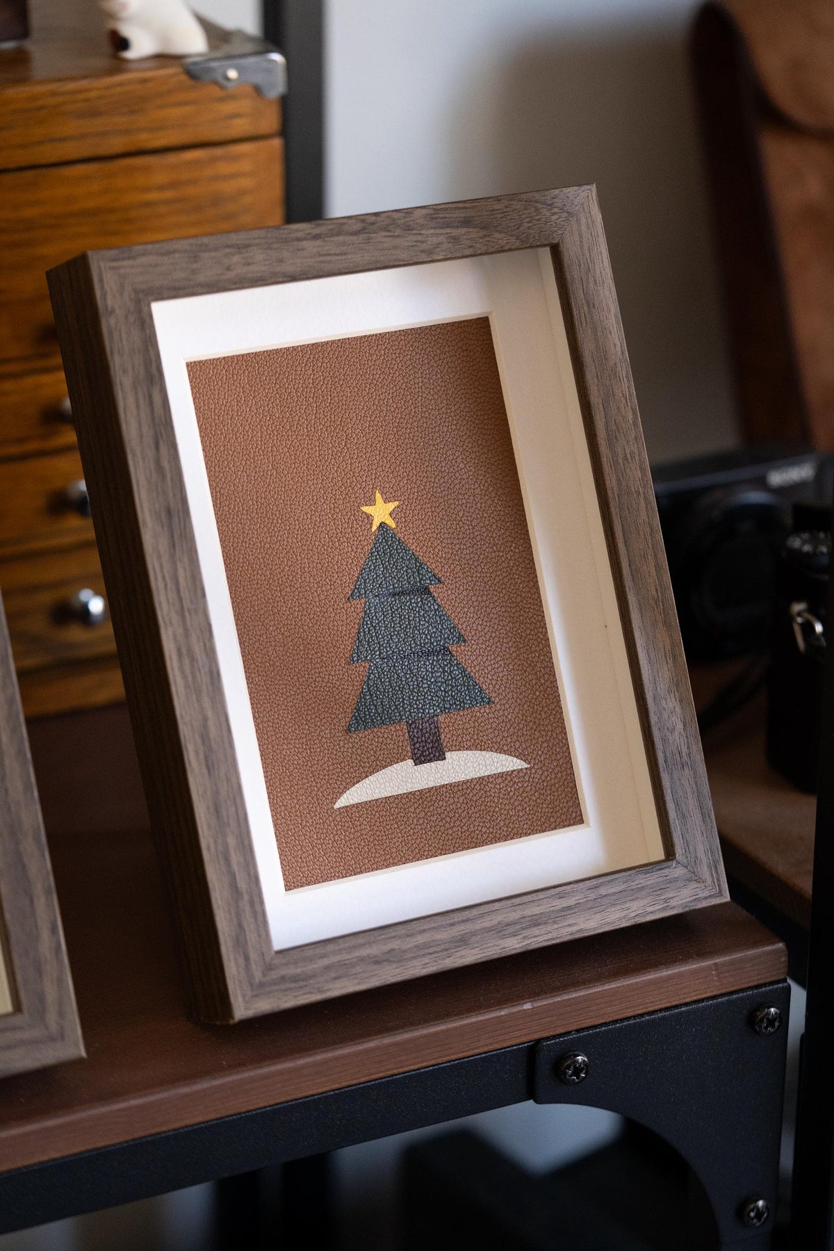 Handmade Leather Christmas Tree Art, Minimalist Holiday Wall Decor (20x15cm)